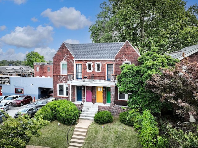 view of front facade with a front yard