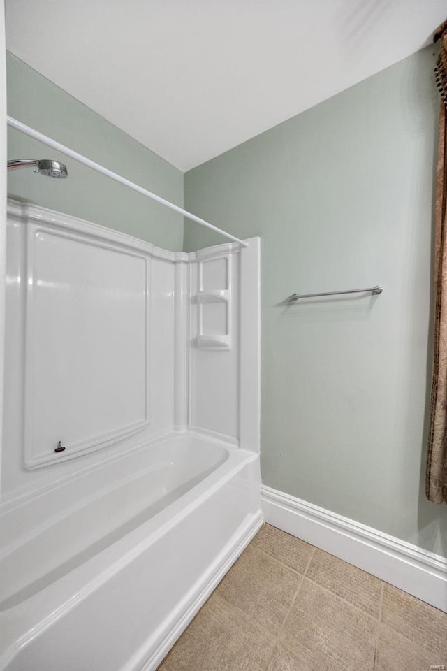 bathroom with tub / shower combination