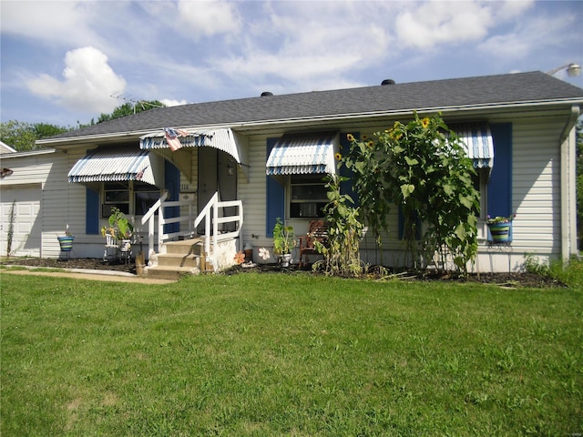 view of front of home featuring a front yard and a garage