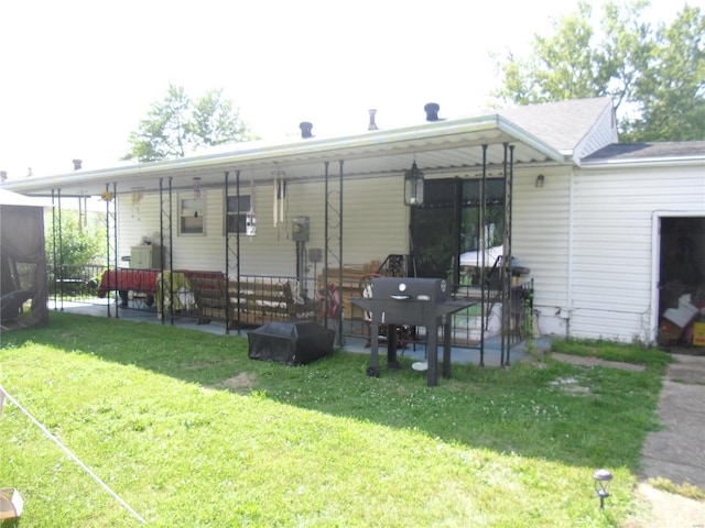 back of house featuring a yard