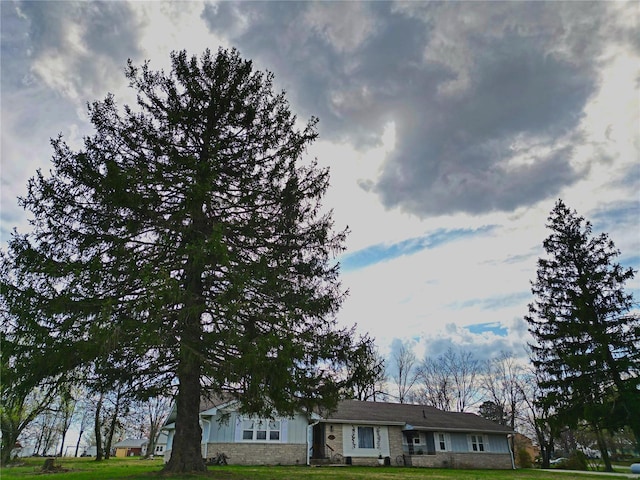 view of front of home with a front yard