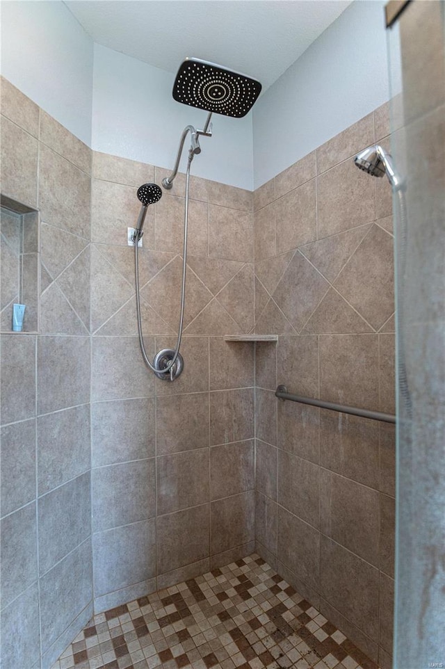 bathroom featuring a tile shower