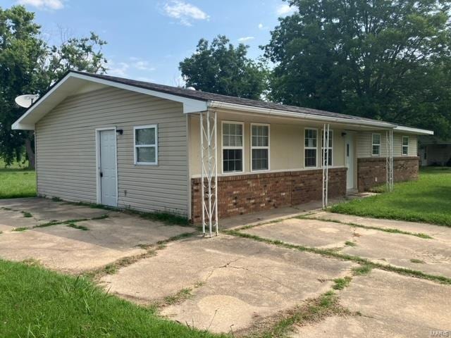 single story home with a front lawn