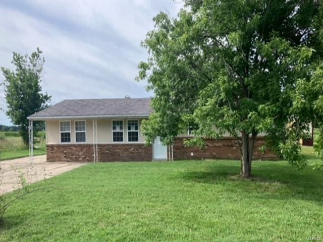 view of front of property featuring a front yard