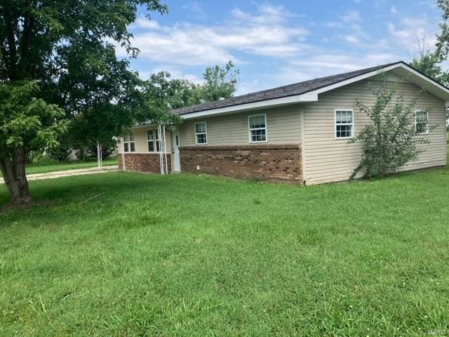 view of side of property featuring a lawn