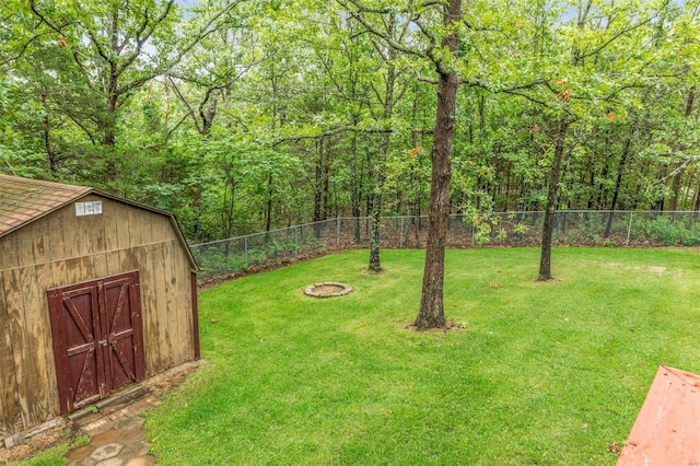 view of yard with a storage unit