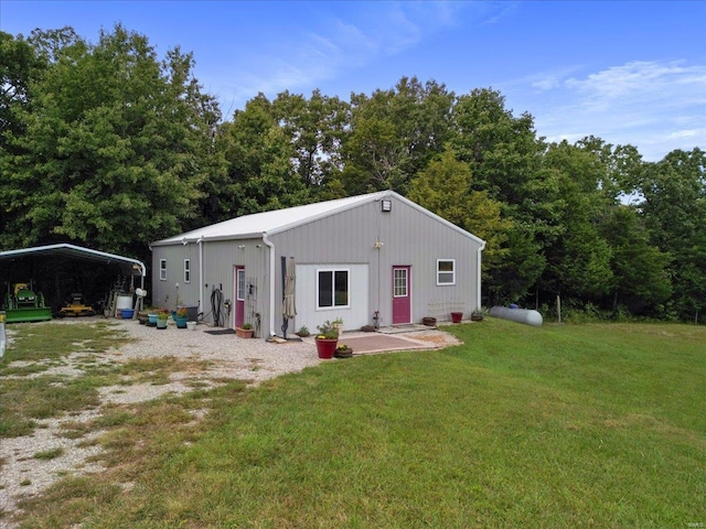 view of front of property featuring a front yard and a carport