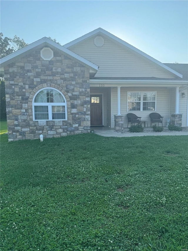 view of front of house featuring a front lawn