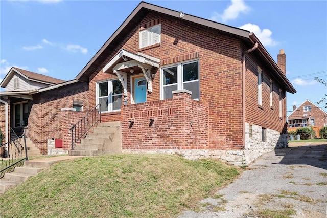 view of front of house featuring a front lawn