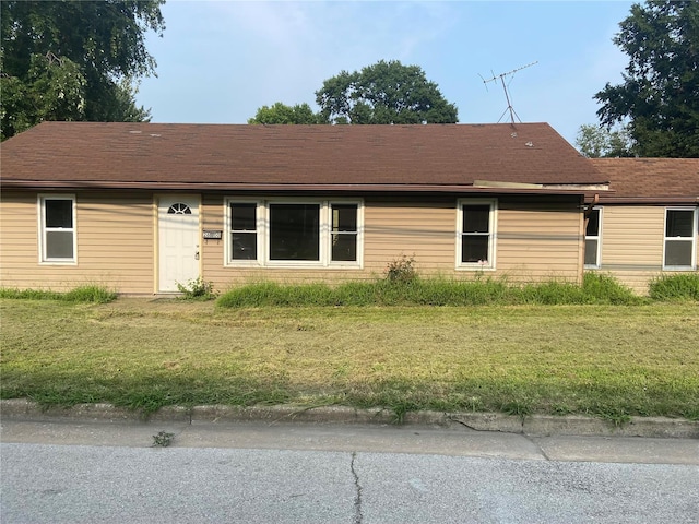 single story home with a front lawn