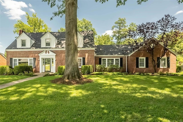 view of front of property featuring a front lawn