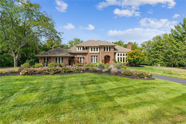 view of front of home featuring a front lawn