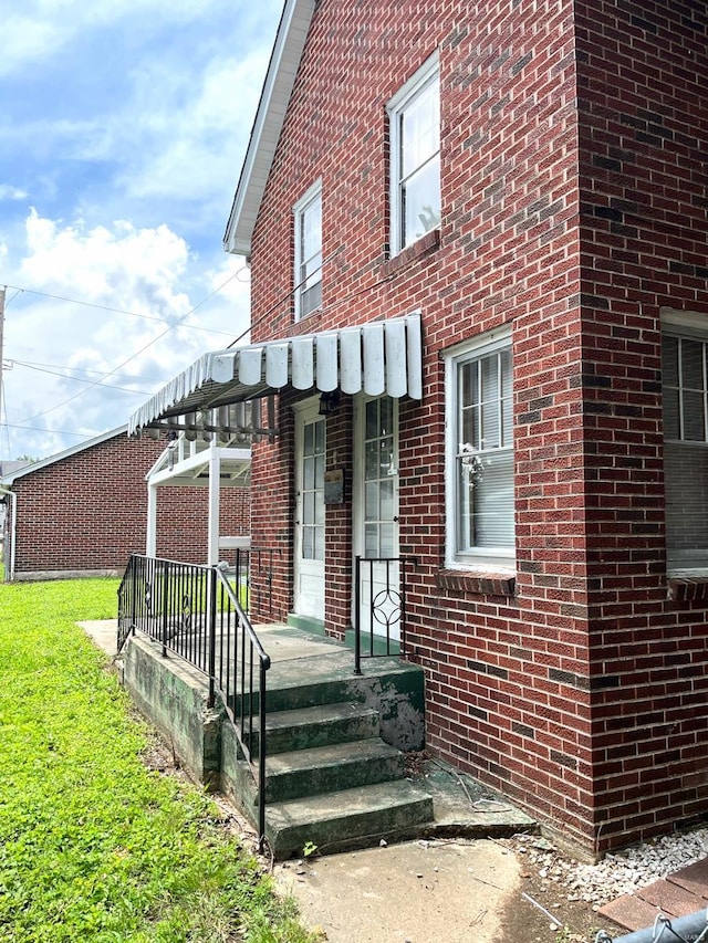 view of front of property featuring a pergola