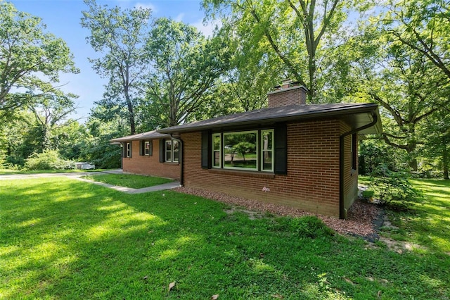 ranch-style house featuring a front yard