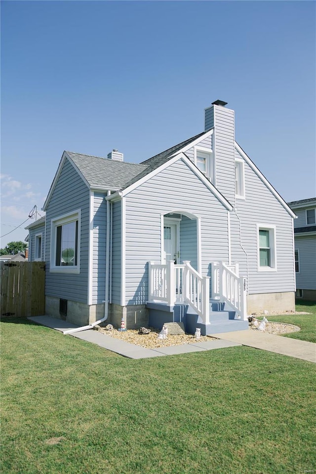 view of front facade with a front lawn