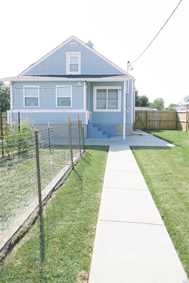 view of front facade with a front yard