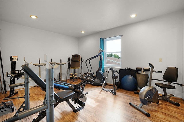 exercise area with light hardwood / wood-style flooring