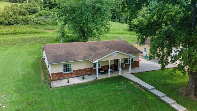 view of front facade featuring a front lawn