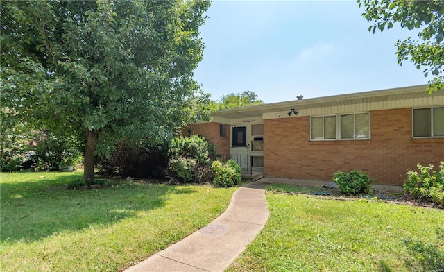 view of front of property featuring a front yard