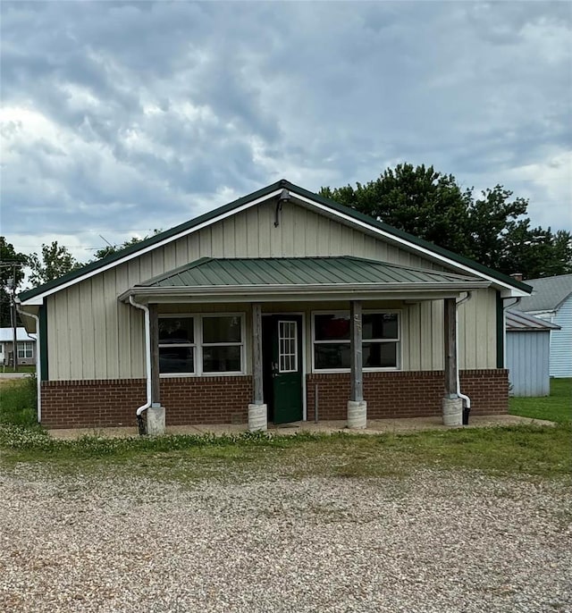 view of front of property featuring a porch