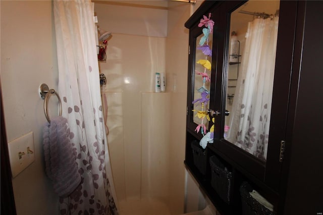 bathroom featuring a shower with shower curtain