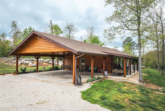 view of home's community featuring a yard and gravel driveway