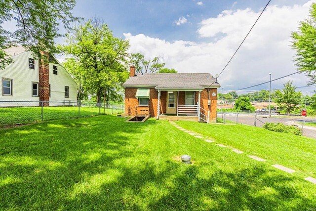 view of front of house featuring a front yard