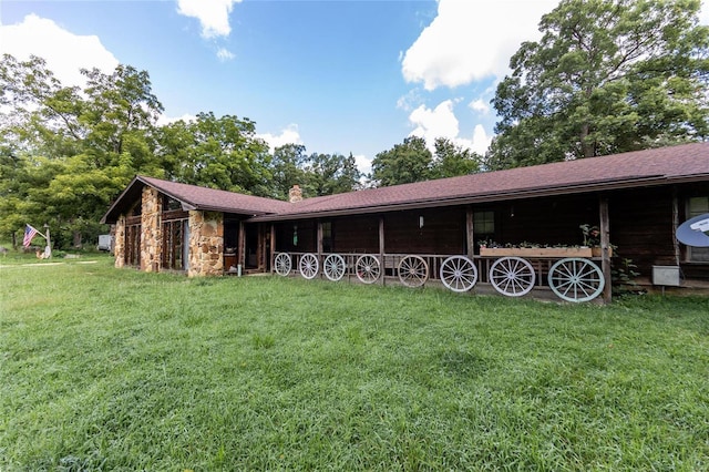 view of front of property featuring a front lawn