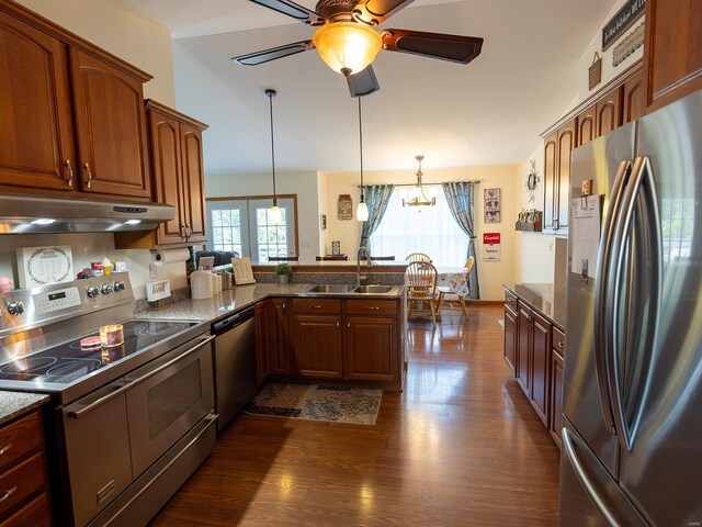 kitchen featuring kitchen peninsula, ceiling fan with notable chandelier, dark hardwood / wood-style flooring, appliances with stainless steel finishes, and sink