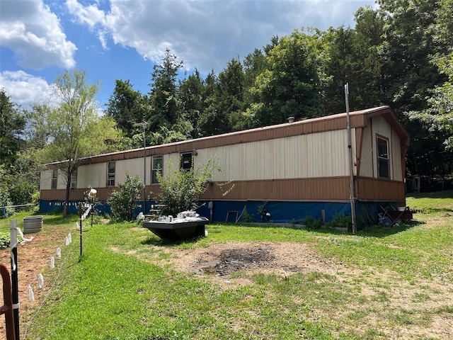 manufactured / mobile home with a front lawn