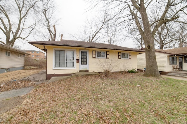 view of front of property featuring a front lawn