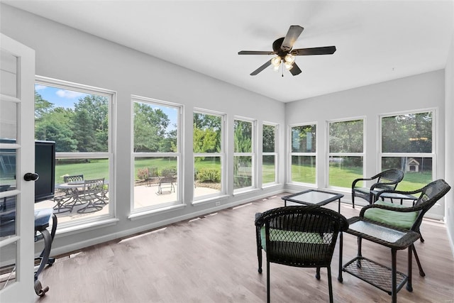 sunroom with ceiling fan