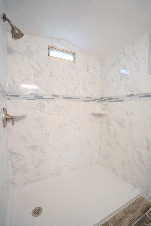 bathroom featuring a tile shower