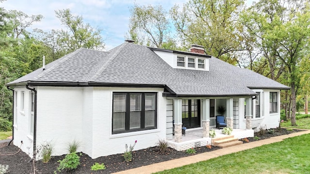 view of front facade featuring a front yard and a porch