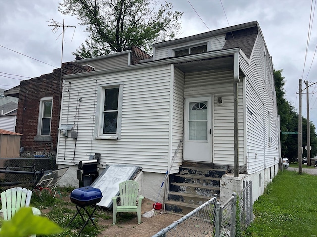 view of front of house featuring entry steps and fence