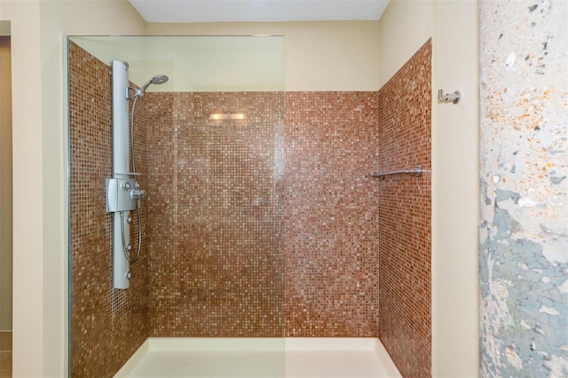 bathroom featuring tiled shower