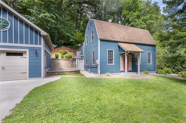 view of front of property with a front lawn