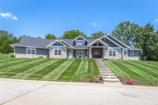 craftsman inspired home featuring a front yard