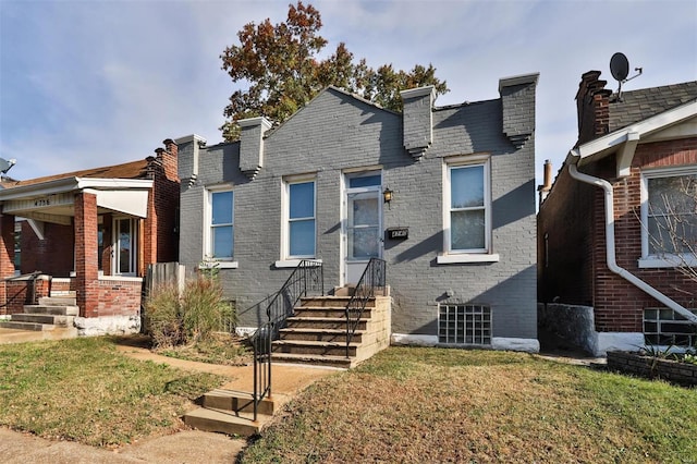 view of front of property featuring a front yard