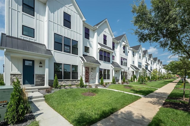 view of front facade with a front yard