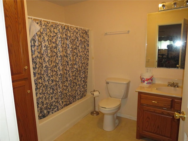 full bathroom featuring shower / bathtub combination with curtain, toilet, and vanity