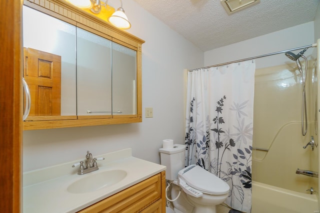 bathroom with a textured ceiling, toilet, vanity, visible vents, and shower / bath combo