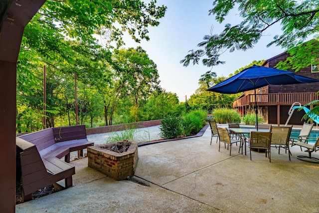 view of patio featuring outdoor dining area and a fire pit