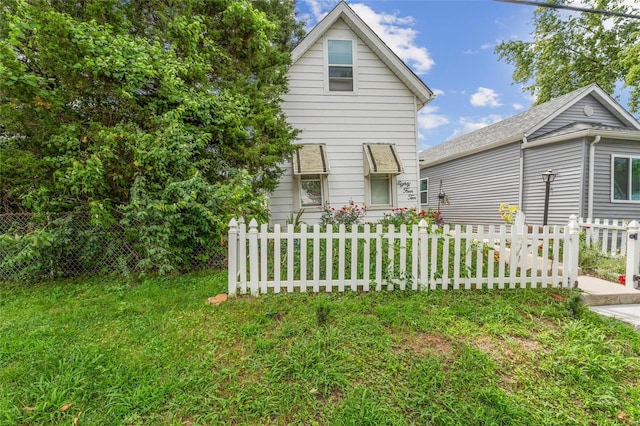 view of front of property with a front lawn