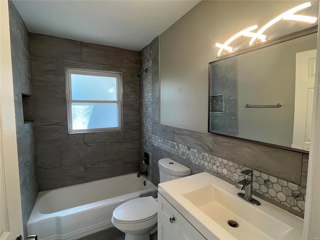 full bathroom with tiled shower / bath combo, toilet, decorative backsplash, and vanity