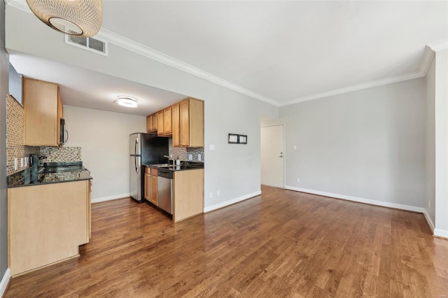 kitchen with dark wood-style floors, dark countertops, visible vents, and baseboards