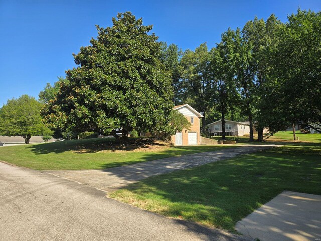 view of front facade featuring a front yard