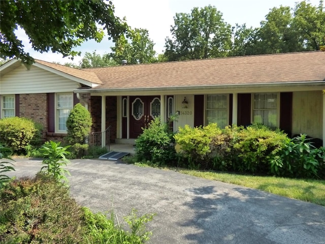 single story home with a porch