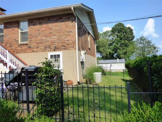 view of side of property featuring a lawn