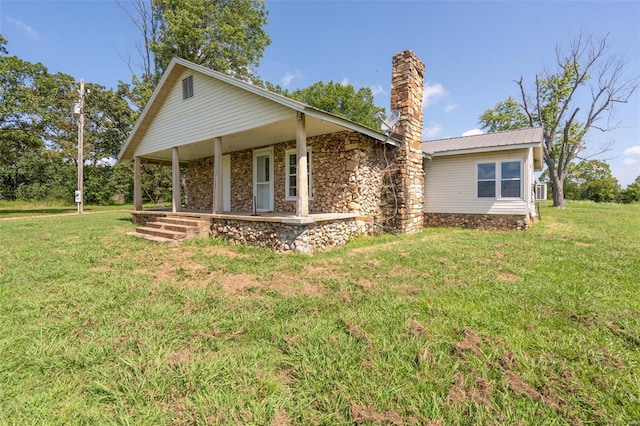 view of front of home featuring covered porch and a front yard